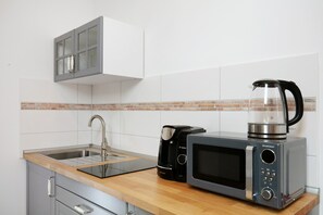 Frigorifero, microonde, piano cottura, macchina per tè/caffè