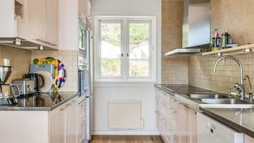 JÀÀkaappi, mikroaaltouuni, uuni, astianpesukone