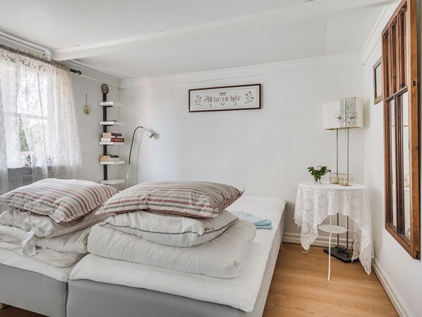 1 bedroom, desk, WiFi