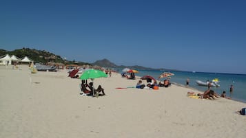 Una spiaggia nelle vicinanze