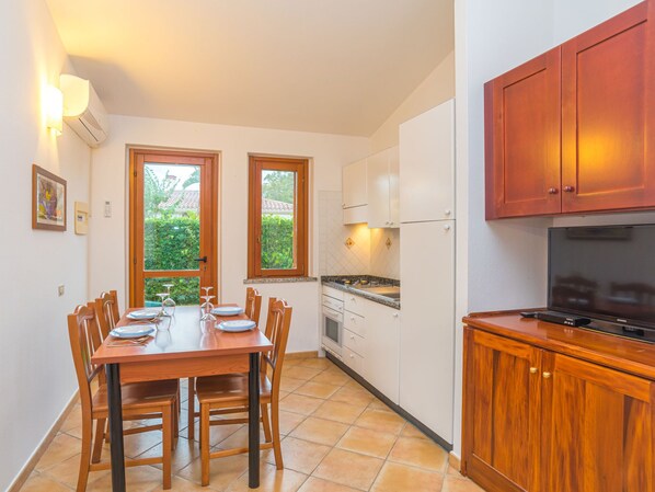 Fridge, oven, dishwasher, cookware/dishes/utensils