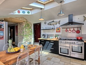 Geladeira, micro-ondas, fogão, lava-louças