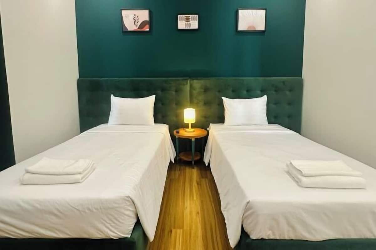 1 habitación, ropa de cama hipoalergénica y cortinas blackout