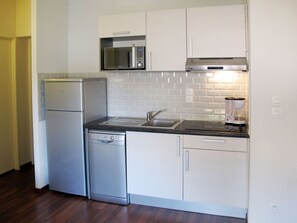 Refrigerador, microondas, lavavajillas y utensilios de cocina 