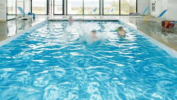 Een binnenzwembad en een verwarmd zwembad