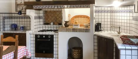 Frigorifero, forno, lavastoviglie, pentole/stoviglie/utensili