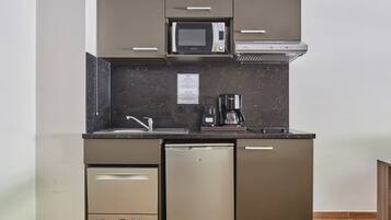 Fridge, dishwasher, cookware/dishes/utensils