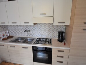 Kühlschrank, Ofen, Hochstuhl, Kochgeschirr/Geschirr/Besteck