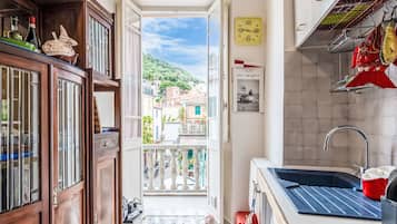 Frigorifero, microonde, forno, seggiolone