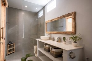 Villa, 2 Schlafzimmer, Poolblick | Badezimmer | Kostenlose Toilettenartikel, Haartrockner, Handtücher, Seife