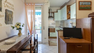 Jääkaappi, uuni, syöttötuoli, keittoastiat/astiat/ruokailuvälineet