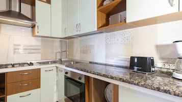 Jääkaappi, uuni, syöttötuoli, keittoastiat/astiat/ruokailuvälineet