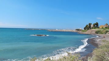 Una spiaggia nelle vicinanze