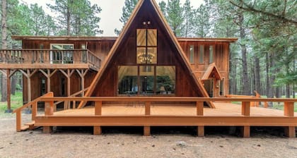 Charming Modern A-frame Chalet with Hot Tub--8 min walk to Country Club