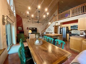 Dining - Spacious Cabin-6 min to AF Resort, min to hiking,biking,restaurants,grocerystore (Angel Fire)