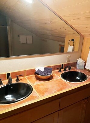 Hair dryer, towels, soap, toilet paper - Spacious Cabin-6 min to AF Resort, min to hiking,biking,restaurants,grocerystore (Angel Fire)