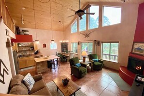 TV, fireplace - Spacious Cabin-6 min to AF Resort, min to hiking,biking,restaurants,grocerystore (Angel Fire)