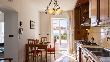 Kühlschrank, Mikrowelle, Ofen, Geschirrspüler