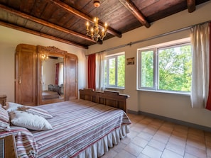 3 bedrooms, desk, WiFi