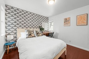 Skrivebord, strykejern/-brett, wi-fi og sengetøy