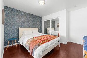 Skrivebord, strykejern/-brett, wi-fi og sengetøy