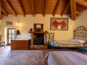 5 bedrooms, desk