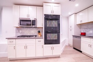 Réfrigérateur, four à micro-ondes, un four, surface de cuisson