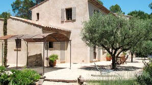 A two-story building with a tiled roof and a covered patio area. - Le Collet des Redons by Interhome (Lorgues)