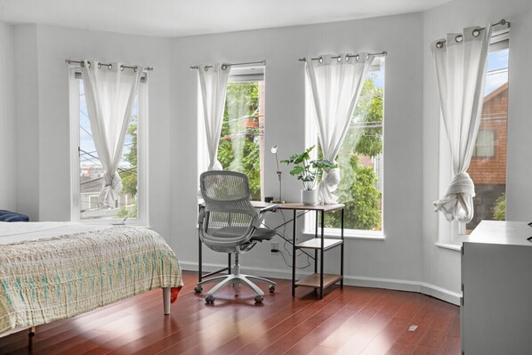 Desk, iron/ironing board, WiFi, bed sheets