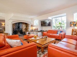 Fernseher, Kamin, Tischfußball