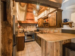 Refrigerador, horno, lavavajillas y utensilios de cocina 