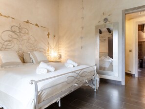 4 室のベッドルーム、デスク、インターネット