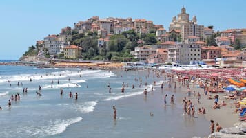 Una spiaggia nelle vicinanze