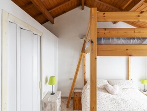 1 soverom og strykejern/-brett