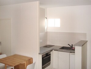 Kühlschrank, Mikrowelle, Toaster, Kochgeschirr/Geschirr/Besteck