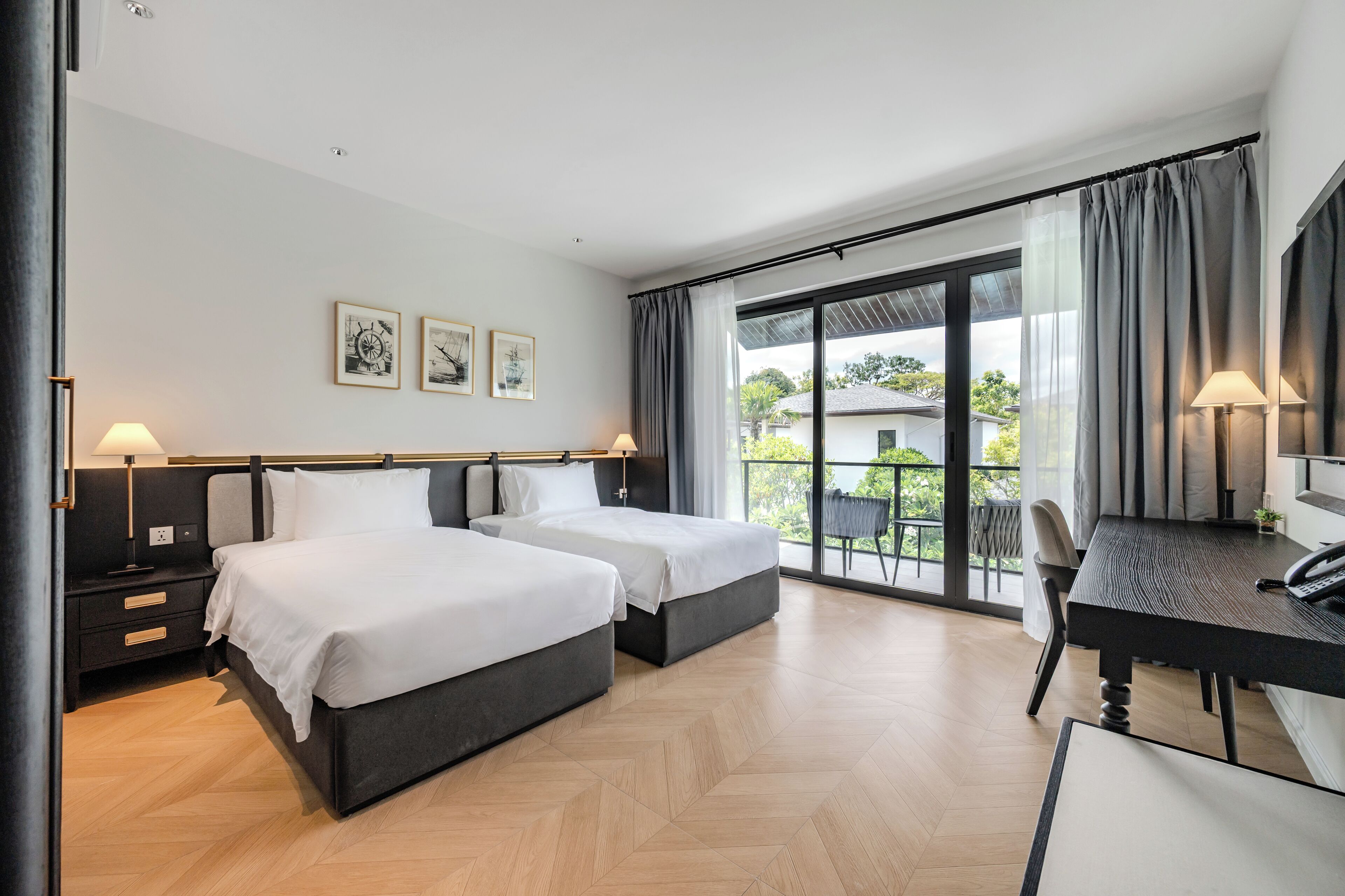 Premium bedding, down duvets, desk, blackout curtains