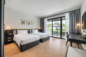 Premium bedding, down comforters, desk, blackout drapes - Argo Pattaya Resort and Villas (Bang Lamung)