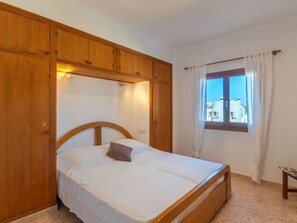 2 bedrooms, desk, iron/ironing board, WiFi