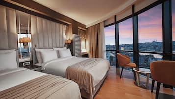 Deluxe Double Room, Sea View | Minibar, in-room safe, WiFi (free), bed sheets