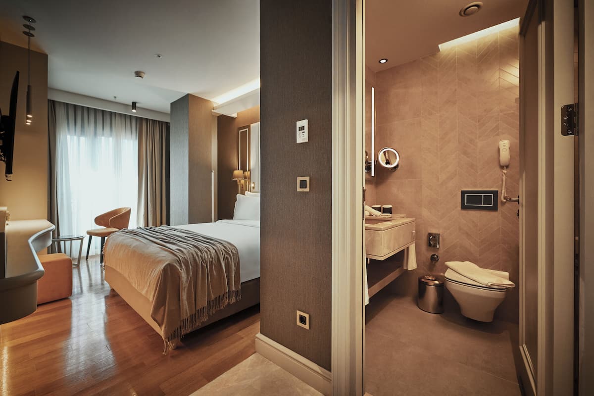 Minibar, caja de seguridad en la habitación, wifi gratis y ropa de cama