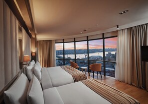 Minibar, caja de seguridad en la habitación, wifi gratis y ropa de cama