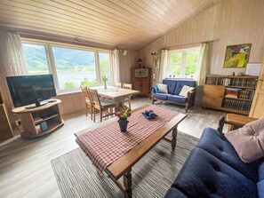 TV, fireplace - Nausthammar by Interhome (Davik)