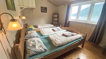 2 bedrooms, desk, WiFi
