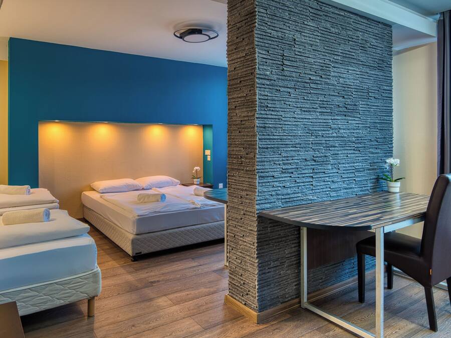 Superior vierpersoonskamer | Een bureau, een laptopwerkplek, gratis wifi, beddengoed