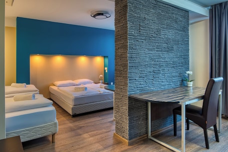 Escritorio, espacio para trabajar con laptop y wifi gratis