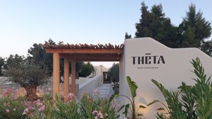 A Mediterranean-style entrance with a pergola, stone walls, and a sign for 'THETA'. - HOUSE NEAR THE BEACH (MILITSA 🌺 ANGELIKI)
 ❤️OUR LITTLE PARADISE❤️🌺 🌺   🇨🇾 (Perivolia Larnakas)