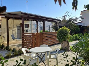 Outdoor dining - HOUSE NEAR THE BEACH (MILITSA 🌺 ANGELIKI)
 ❤️OUR LITTLE PARADISE❤️🌺 🌺   🇨🇾 (Perivolia Larnakas)