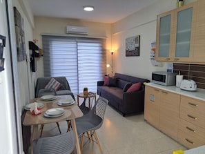 Smart TV, books - HOUSE NEAR THE BEACH (MILITSA 🌺 ANGELIKI)
 ❤️OUR LITTLE PARADISE❤️🌺 🌺   🇨🇾 (Perivolia Larnakas)