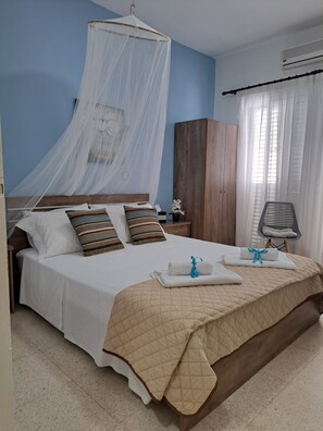 1 Schlafzimmer, Zimmersafe, Schreibtisch, Bügeleisen/Bügelbrett