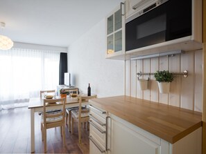 Kühlschrank, Mikrowelle, Geschirrspüler, Kochgeschirr/Geschirr/Besteck